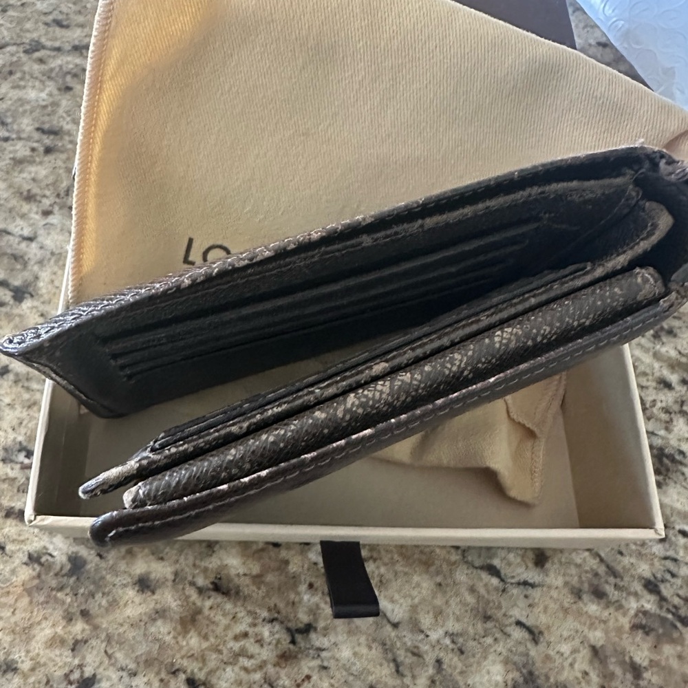 Authentic Men’s Louis Vuitton Taiga Brown Bi-Fold Wallet - Picture 3 of 12